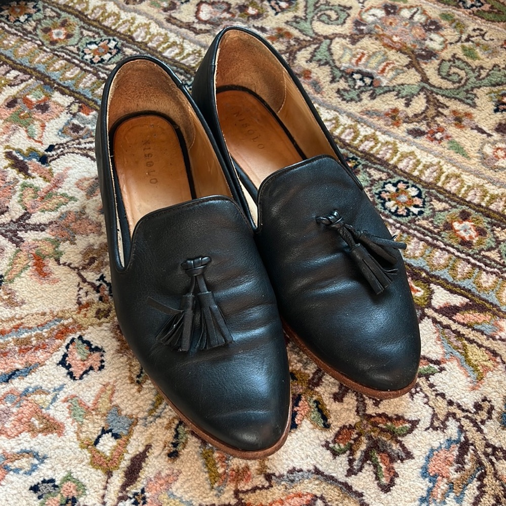 GUC black leather Nisolo tassel smoking loafers